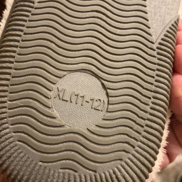 Nest house slippers Size 11-12 RUN SMALL (more like size 9) - Picture 4 of 7